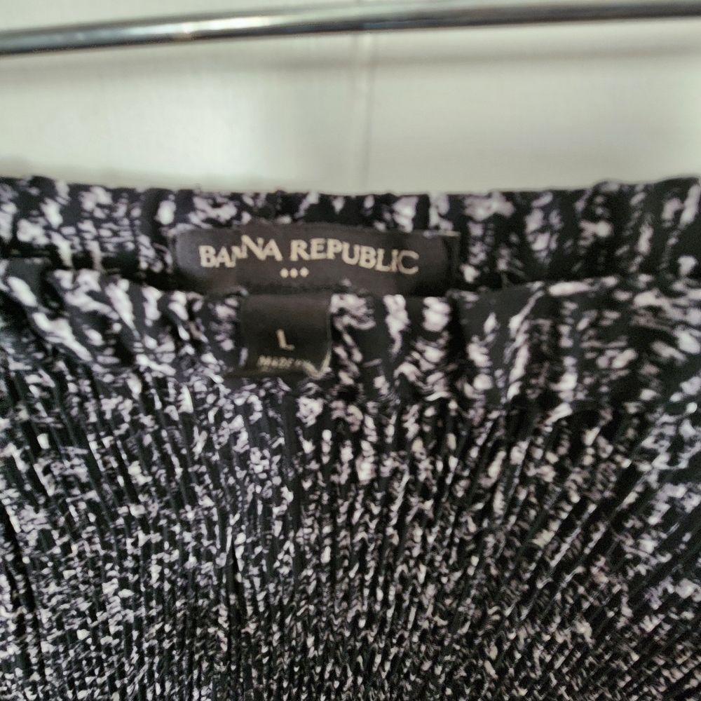 Banana Republic Pleated Midi Skirt (L) - Picture 2 of 6